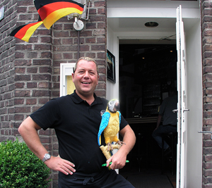 Sven mit   Jecke-L&ouml;&ouml;re-Papagei vor der Sieglarer K&uuml;z