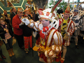 Könige Sieglar: Rathauserstürmung Troisdorf 2011 Könige Sieglar: Rathauserstürmung Troisdorf 2011