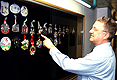 Klaus-Werner Jablonski, Bürgermeister von Troisdorf, vor der Karnevals-Vitrine im Rathaus